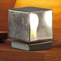 Firkantet bordlampe Cube med bladsølv.