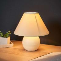 Kaddy - kremfarget bordlampe med keramikkfot