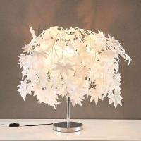 Fortryllende bordlampe Maple med en skog av blad