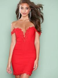 Figurnære kjole - Red Rare London Crochet Trim Bardot Dress